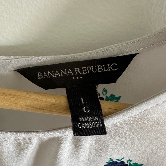 Banana Republic scalloped detail blouse - Picture 6 of 6